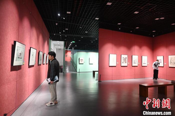 图为市民在观赏钢笔画作品展。　张旭 摄