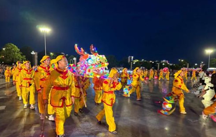 莲花灯会闪耀莲乡夜 流光溢彩喜迎八方客