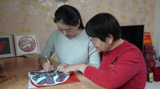 库尔勒市剪纸艺术中的“铸牢中华民族共同体意识”