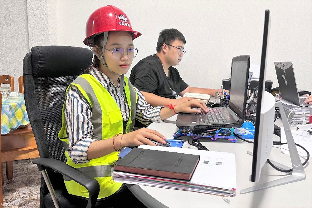 中国铁建-图片素材-潘翠-柬埔寨籍员工潘翠（左一）正在进行翻译工作。刘振博摄.jpeg