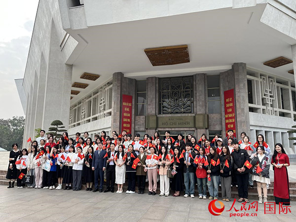 中越两国青年学子在胡志明博物馆前合影留念。人民网记者 杨晔摄