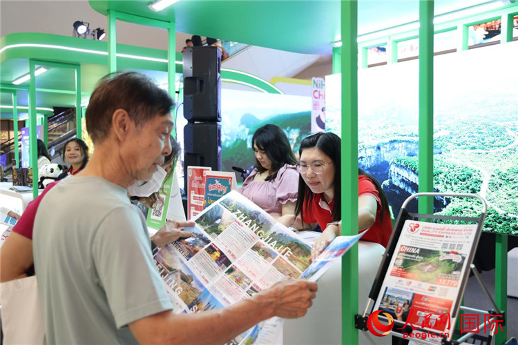泰国民众在活动所设展台了解湖南张家界旅游信息。人民网记者 杨一摄