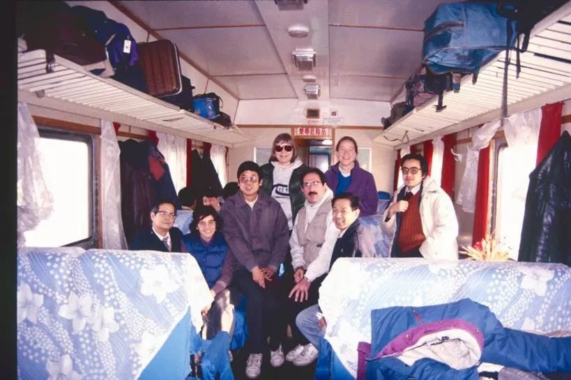 1995年中美联合考古队前往日照地区火车上合影.png