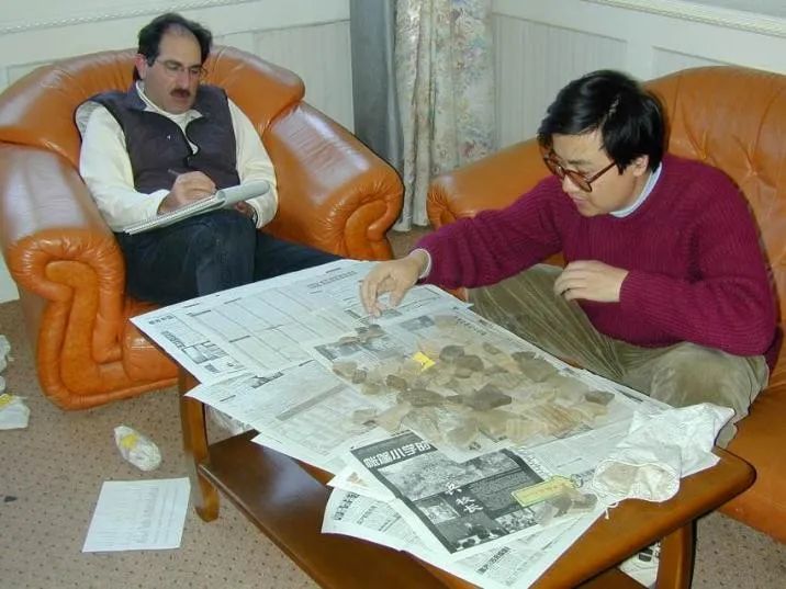 费曼教授与山东大学方辉教授核查、确定调查发现陶片年代.jpg